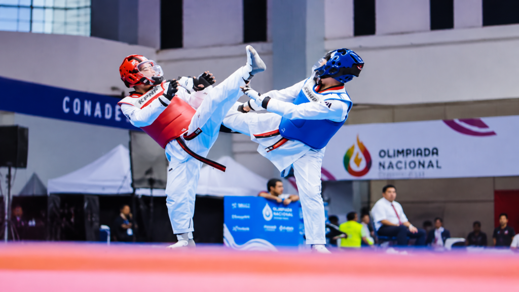 duel tendangan taekwondo di arena